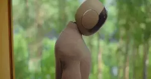 Ce robot domestique, Neo Gamma, est le nouvel esclave numérique : des tâches ménagères à l&rsquo;isolement, un futur bouleversant ?