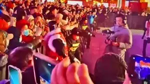 Ce robot humanoïde en Chine, aussi imprévisible qu’un tremblement de terre, sème la panique en s&rsquo;en prenant aux spectateurs d&rsquo;un festival