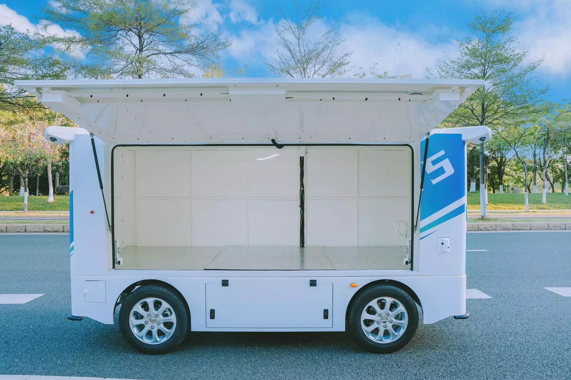 L'espace de chargement du Robovan W5 peut accueillir un volume de 5,5 mètres cubes et supporter un poids de 1 000 kg.