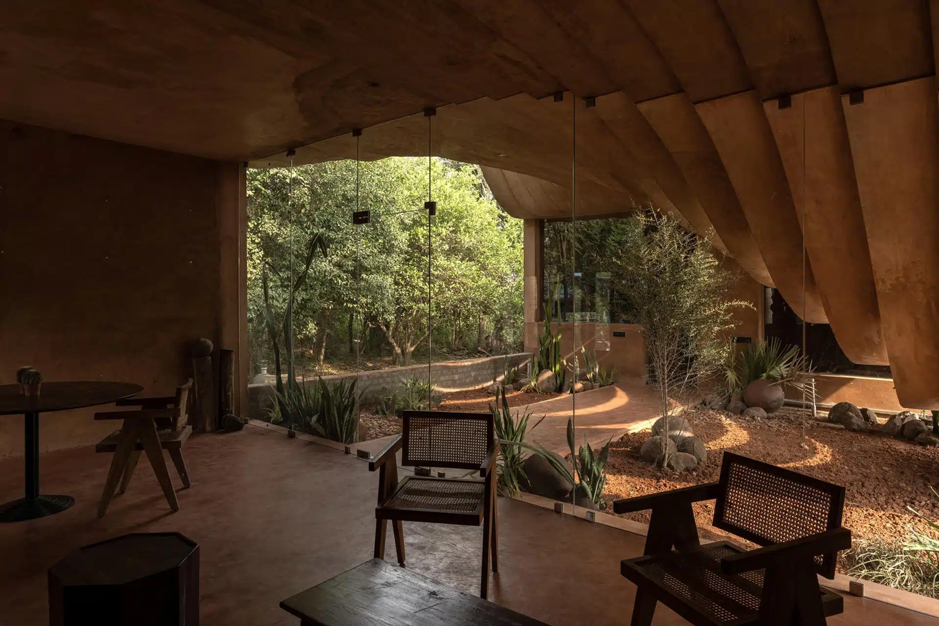 La cour centrale, véritable cœur de la maison, offre un espace de tranquillité aux résidents.