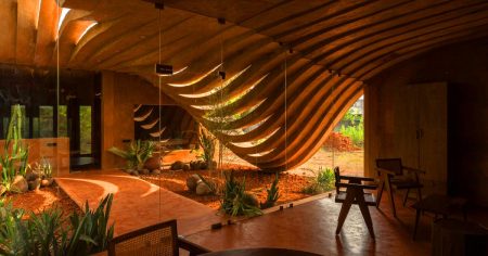 Ce sanctuaire climatique en Inde : un mur courbé de 139 m² défie le soleil et transforme la maison en oasis durable