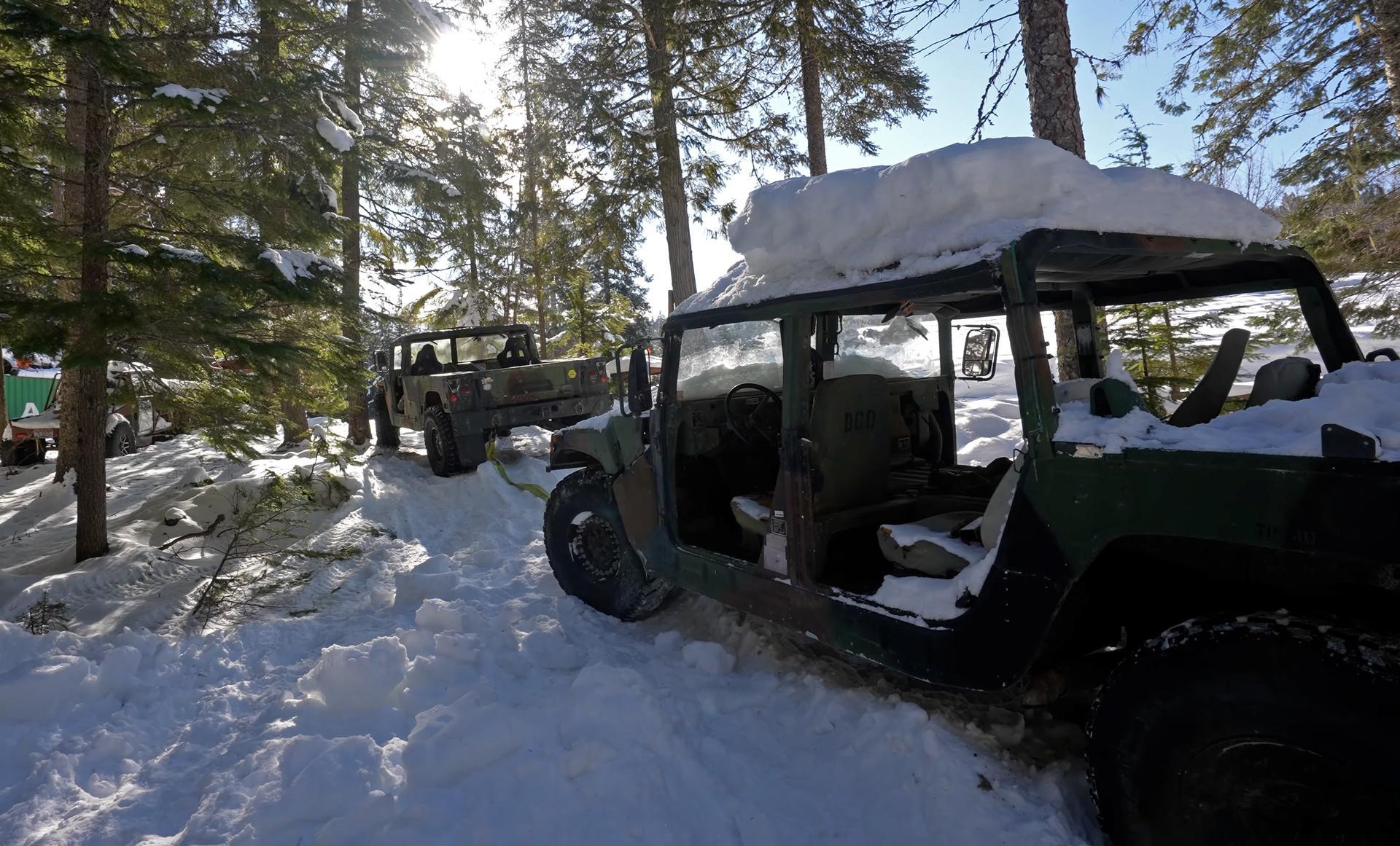 Comment remorquer un Humvee ? Avec un autre Humvee, bien sûr