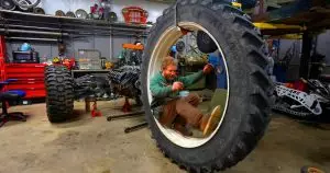 « Un trike géant jamais vu » : équipé d’une roue de 80 pouces et d’un moteur BMW puissant, ce projet repousse toutes les limites Ce trike démentiel à roue de tracteur de 80 pouces : une fusion entre Mad Max et l’incroyable Hulk sur trois roues
