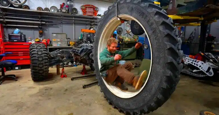 « Un trike géant jamais vu » : équipé d’une roue de 80 pouces et d’un moteur BMW puissant, ce projet repousse toutes les limites Ce trike démentiel à roue de tracteur de 80 pouces : une fusion entre Mad Max et l’incroyable Hulk sur trois roues