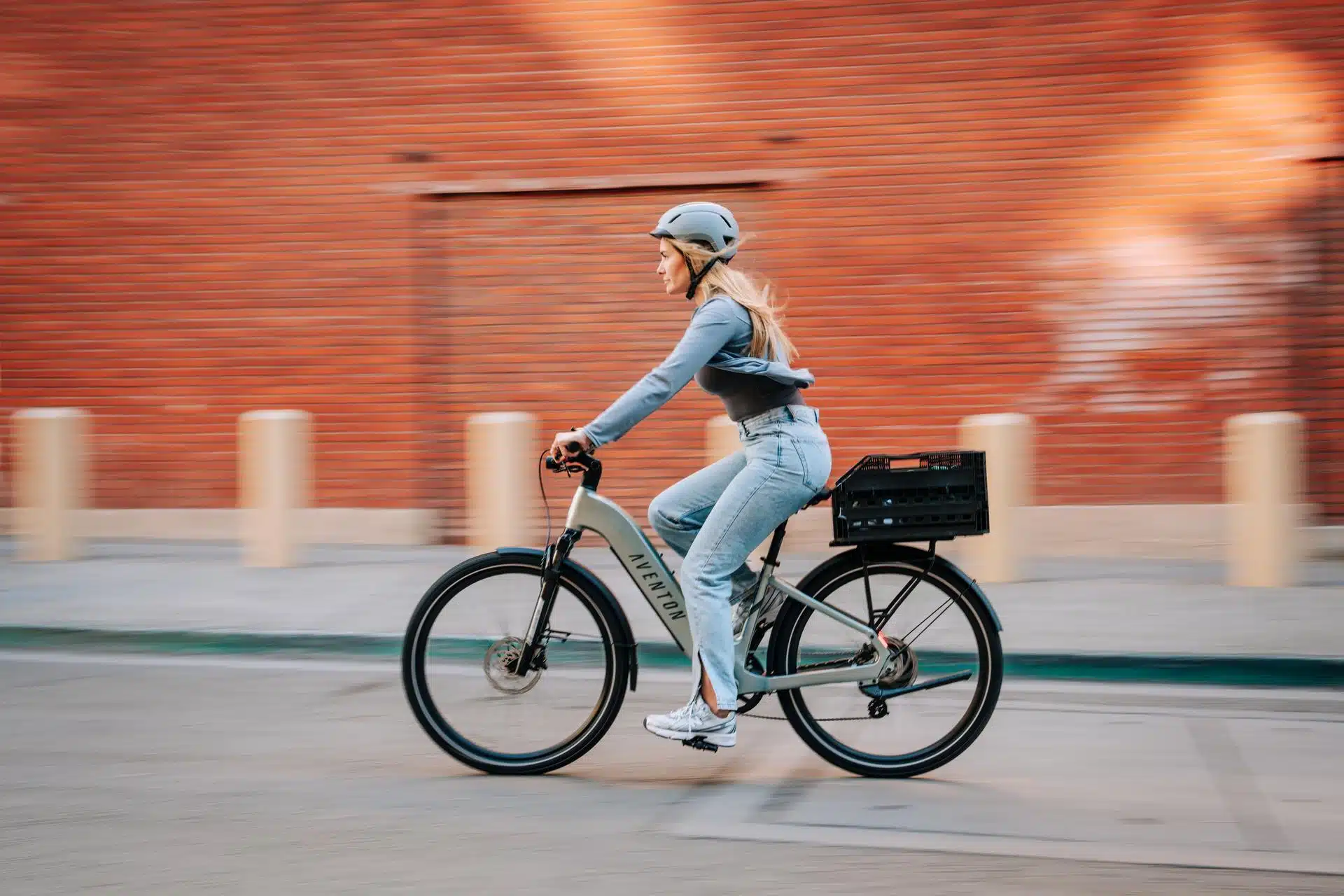 Le vélo urbain Level 3 propose une assistance au pédalage jusqu'à 32 km/h, avec la possibilité de passer en performance de Classe 3