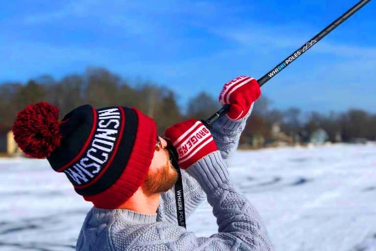 Ces bâtons de ski ingénieux intègrent une réserve d’alcool pour des descentes aussi fun que surprenantes