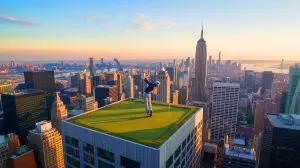 Ces golfeurs visent un trou-en-un depuis 195 mètres de hauteur : un défi aérien au sommet d'un immeuble de 22 étages