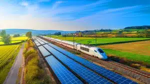 Ces panneaux solaires sur rails : une révolution énergétique aussi vaste que 160 000 terrains de football pour la SNCF
