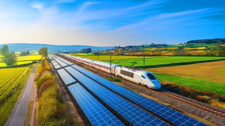 Des panneaux solaires sur rails pour la SNCF : une révolution énergétique couvrant l’équivalent de 160 000 terrains de football Ces panneaux solaires sur rails : une révolution énergétique aussi vaste que 160 000 terrains de football pour la SNCF