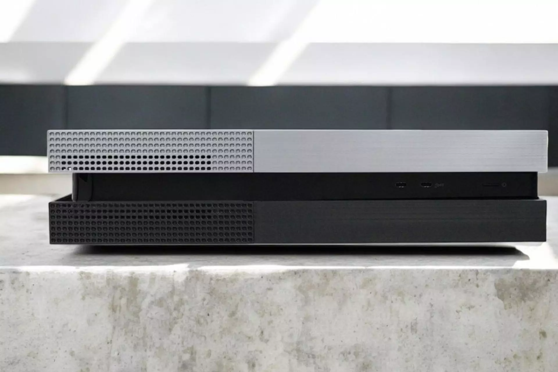 Grâce aux panneaux PS5 revisités par Devyn Johnston, votre console peut trôner avec élégance dans votre espace de divertissement, posée à l'horizontale.