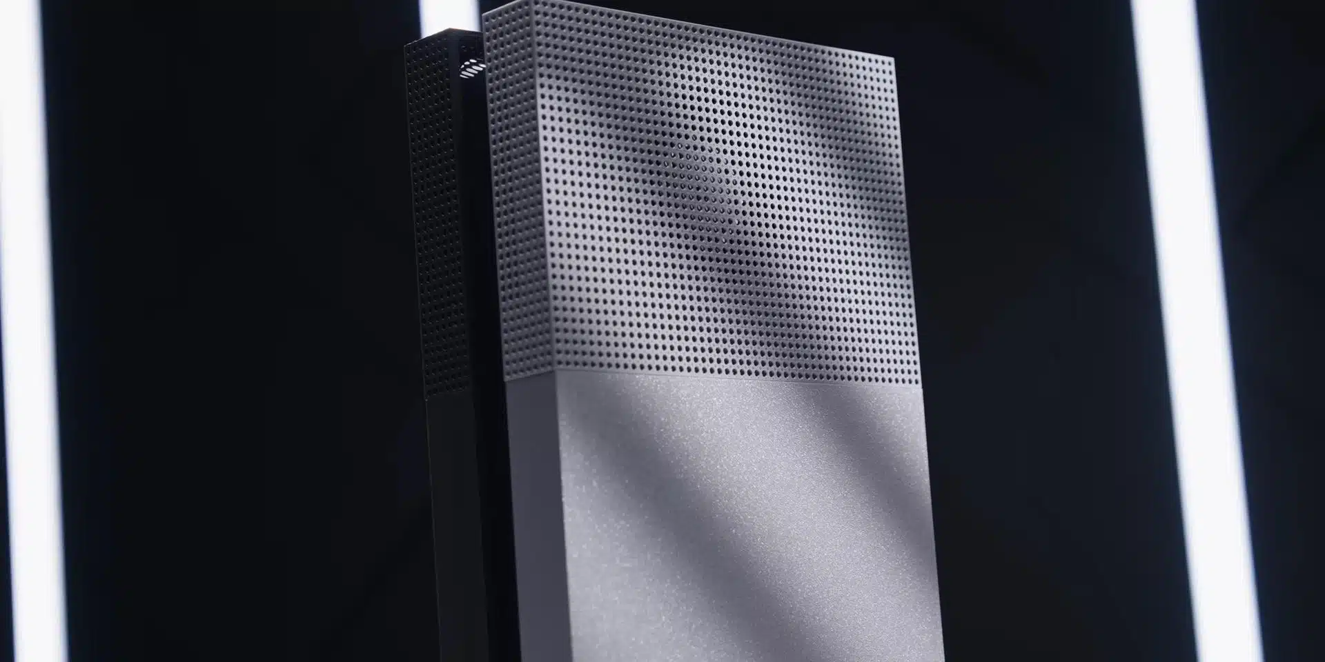 La première version du design de Johnston arbore une élégante combinaison de couleurs argent et noir.