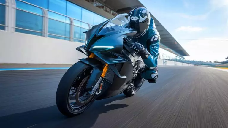Cette combinaison moto sans cuir, 12 fois plus protectrice que les normes, redéfinit la sécurité des pilotes Cette combinaison moto, 12 fois plus protectrice que les normes, révolutionne la sécurité sans cuir pour les pilotes du futur