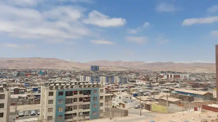 Vue panoramique d'Alto Hospicio, une municipalité en pleine expansion située dans le désert hyperaride d'Atacama.