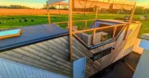 Cette maison minuscule de 10 m, avec terrasse sur le toit, redéfinit le luxe compact et coûte autant qu&rsquo;une voiture de luxe à 149 000 $