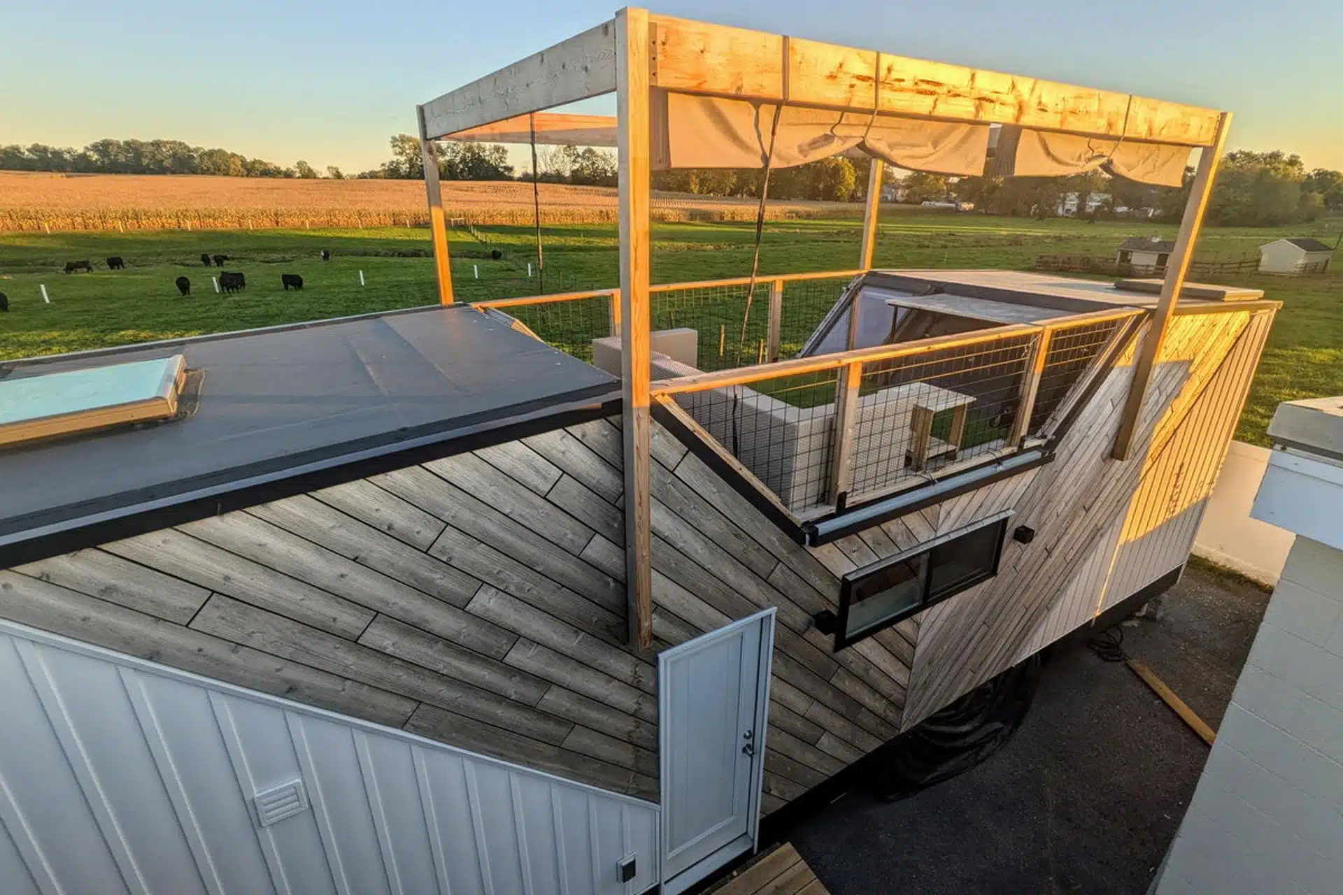 Cette petite maison sans nom présente un aménagement intérieur atypique et est surmontée d'une vaste terrasse sur le toit.