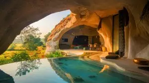 Cette maison sauvage en Inde : 134 m² de courbes organiques défiant les codes, une immersion dans une caverne moderne sans colonnes