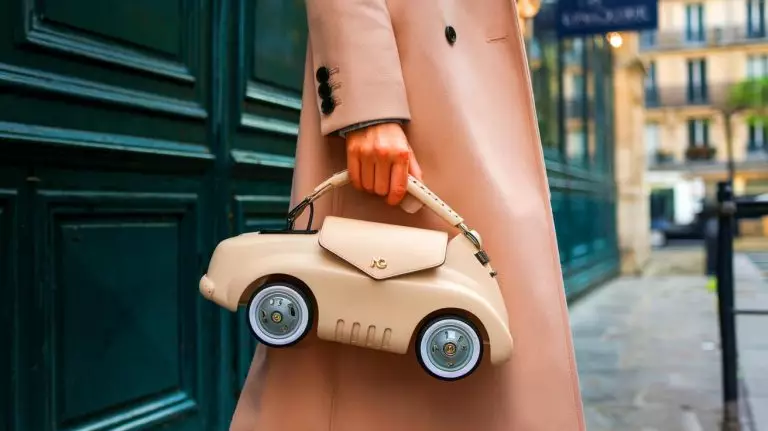 Cette mini-voiture de luxe, aussi rapide qu’un jouet, se métamorphose en sac à main révolutionnaire Cette mini-voiture de luxe, aussi rapide qu'un jouet d'enfance, se transforme en sac à main révolutionnaire de Nik Bentel
