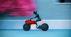 Cette moto électrique rétro-futuriste, aussi rapide qu&rsquo;un guépard, vous plonge dans l&rsquo;univers d&rsquo;Akira avec son mode « Godzilla »