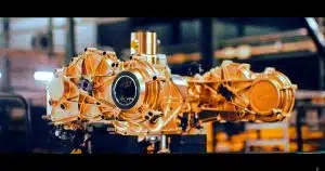 Cette transmission Koenigsegg de 2 300 ch défie les lois de la gravité avec un moteur électrique unique pour une AWD révolutionnaire