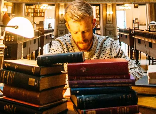 Personne en train de lire des livres