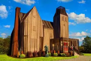 Découvrez la maison hantée de Beetlejuice : 6 visiteurs seulement plongés dans l&rsquo;Au-delà pour une expérience unique et terrifiante