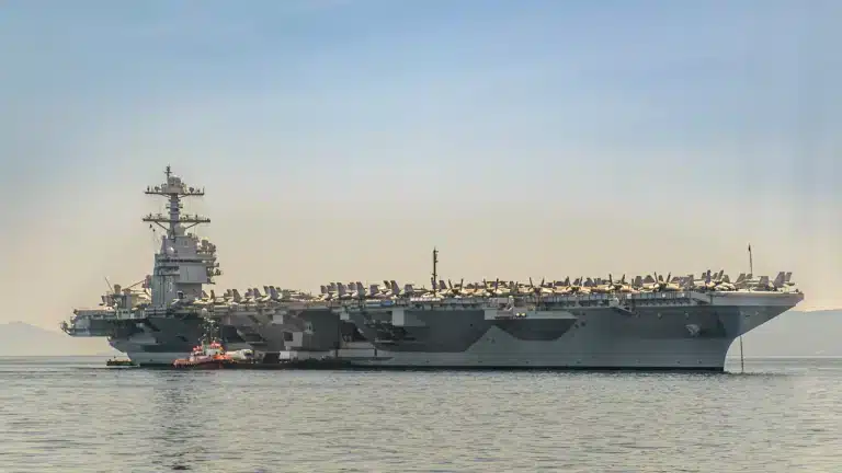 337 mètres de puissance et 100 000 tonnes d’acier : ce porte-avions colosse impose sa loi sur les océans