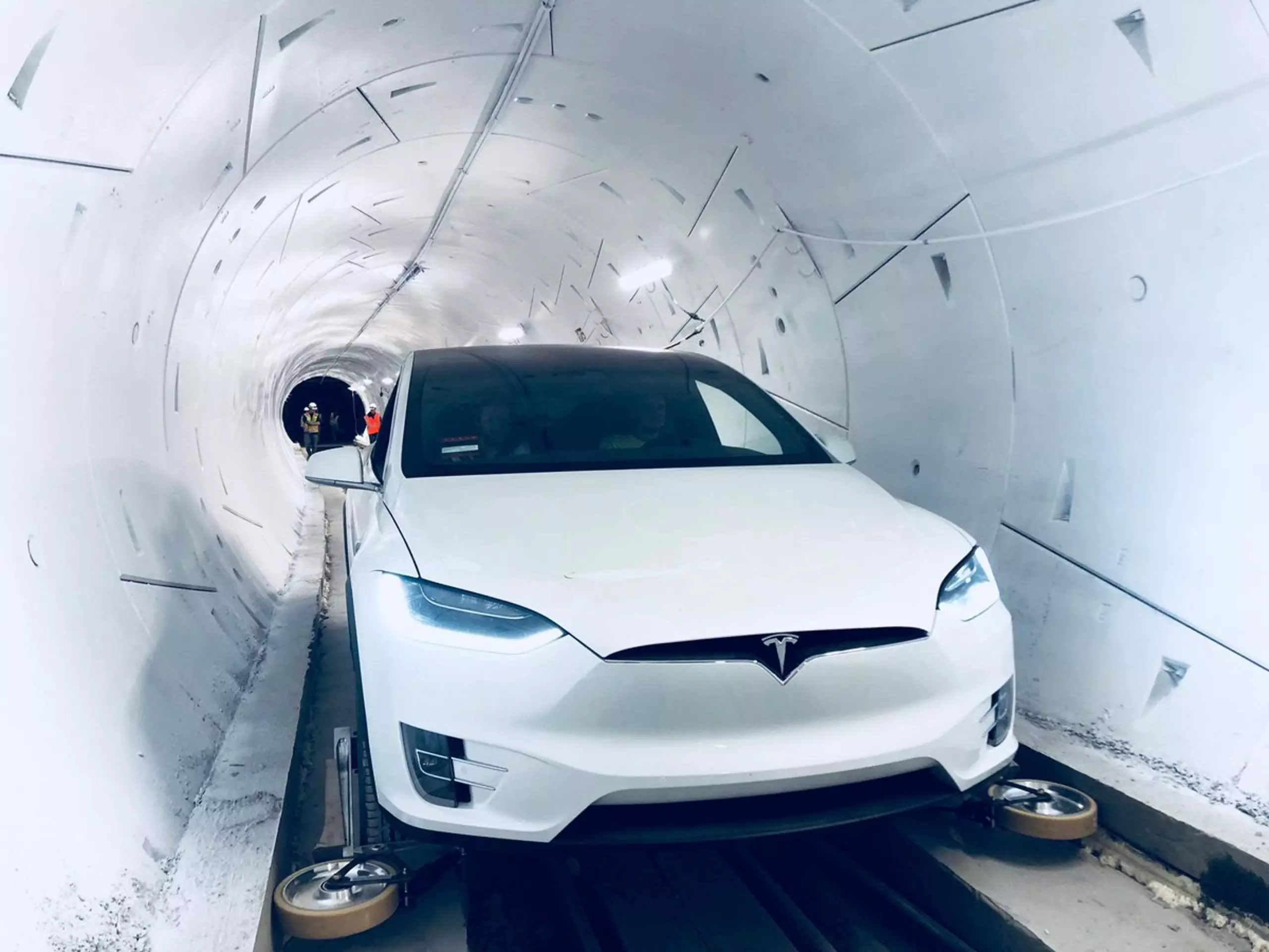Une Tesla dans le premier tunnel de The Boring Company, équipée de roues rétractables.