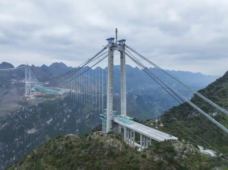 « Perché dans les montagnes, un exploit architectural va défier les cieux » : le plus haut pont du monde en Chine s’apprête à être inauguré