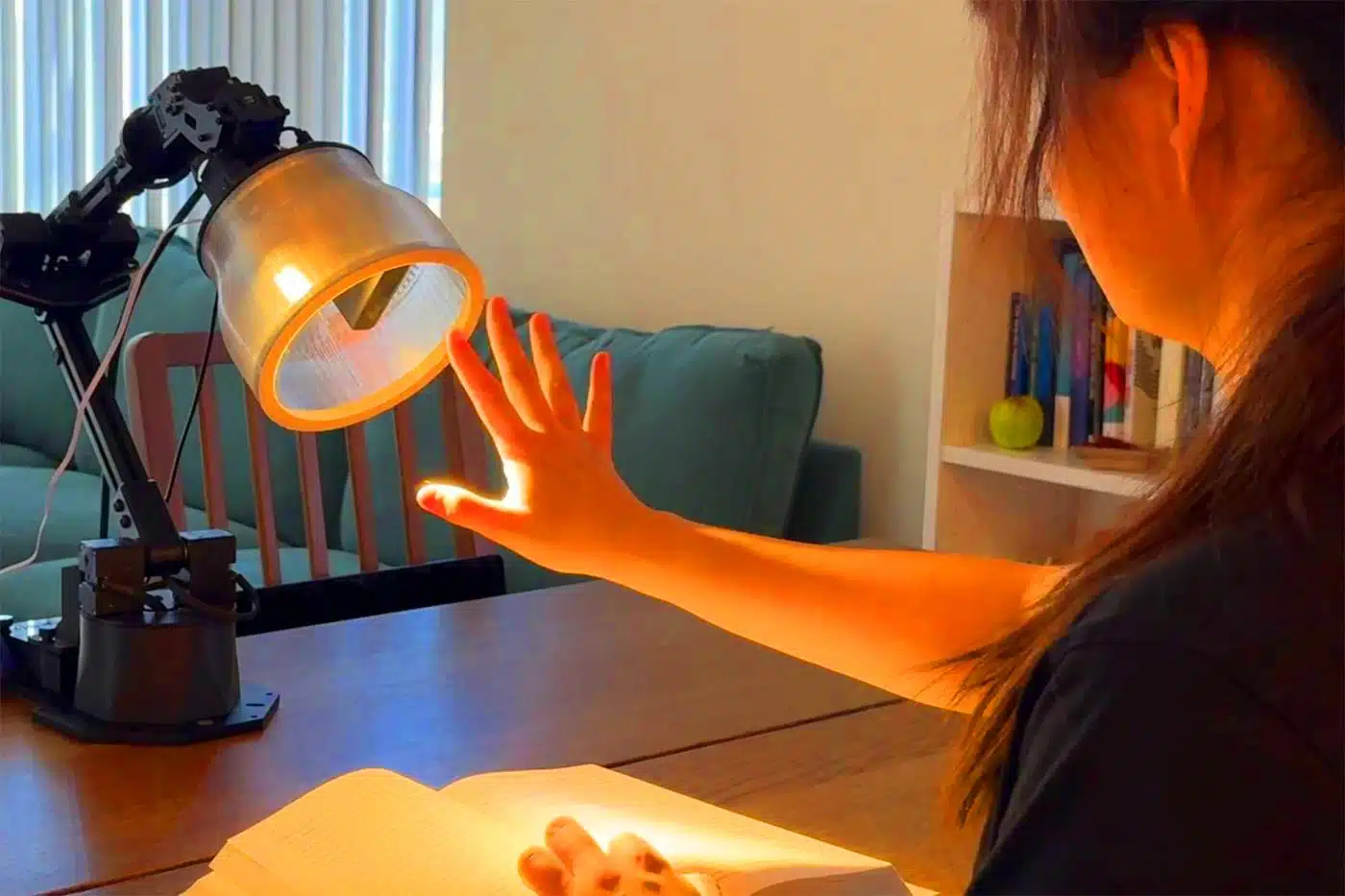 La lampe robotique interagit avec le chercheur en effectuant des gestes qui semblent presque vivants