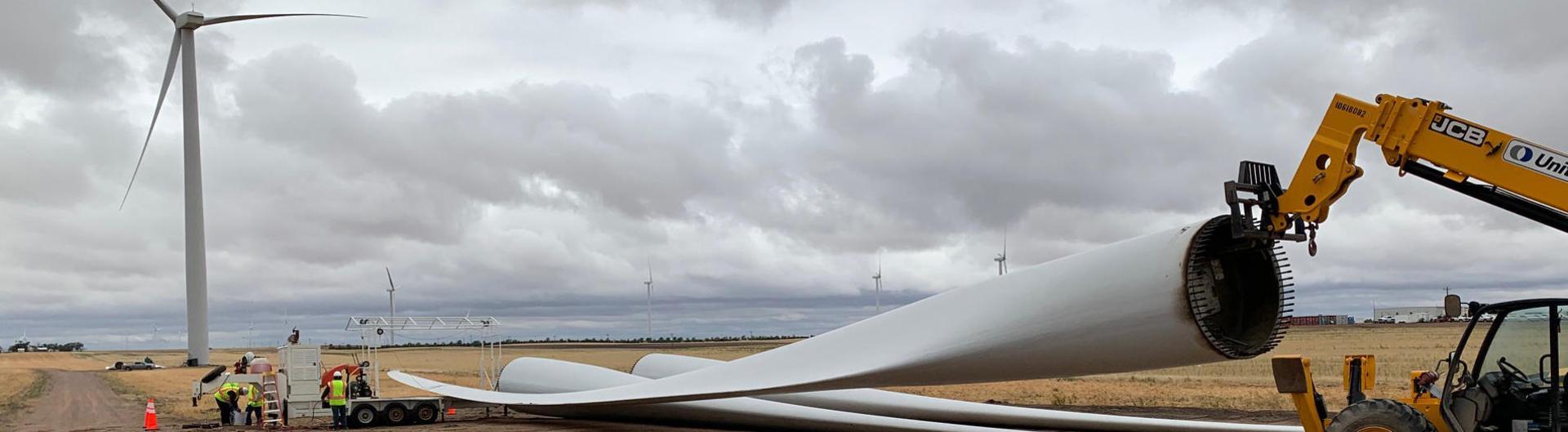 Les pales d'éoliennes sont gigantesques et construites à partir de matériaux composites robustes, ce qui les rend extrêmement difficiles à recycler une fois leur durée de vie terminée.