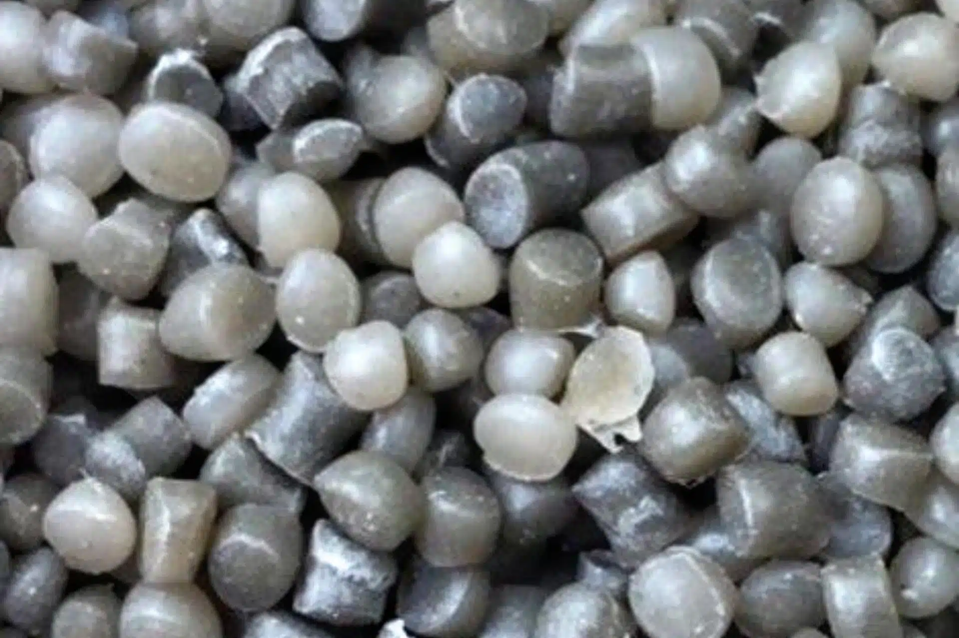 Un des résultats du recyclage des pales d'éoliennes est la production de granulés plastiques renforcés, qui peuvent servir à fabriquer des produits solides comme des couvercles de trous d'homme.