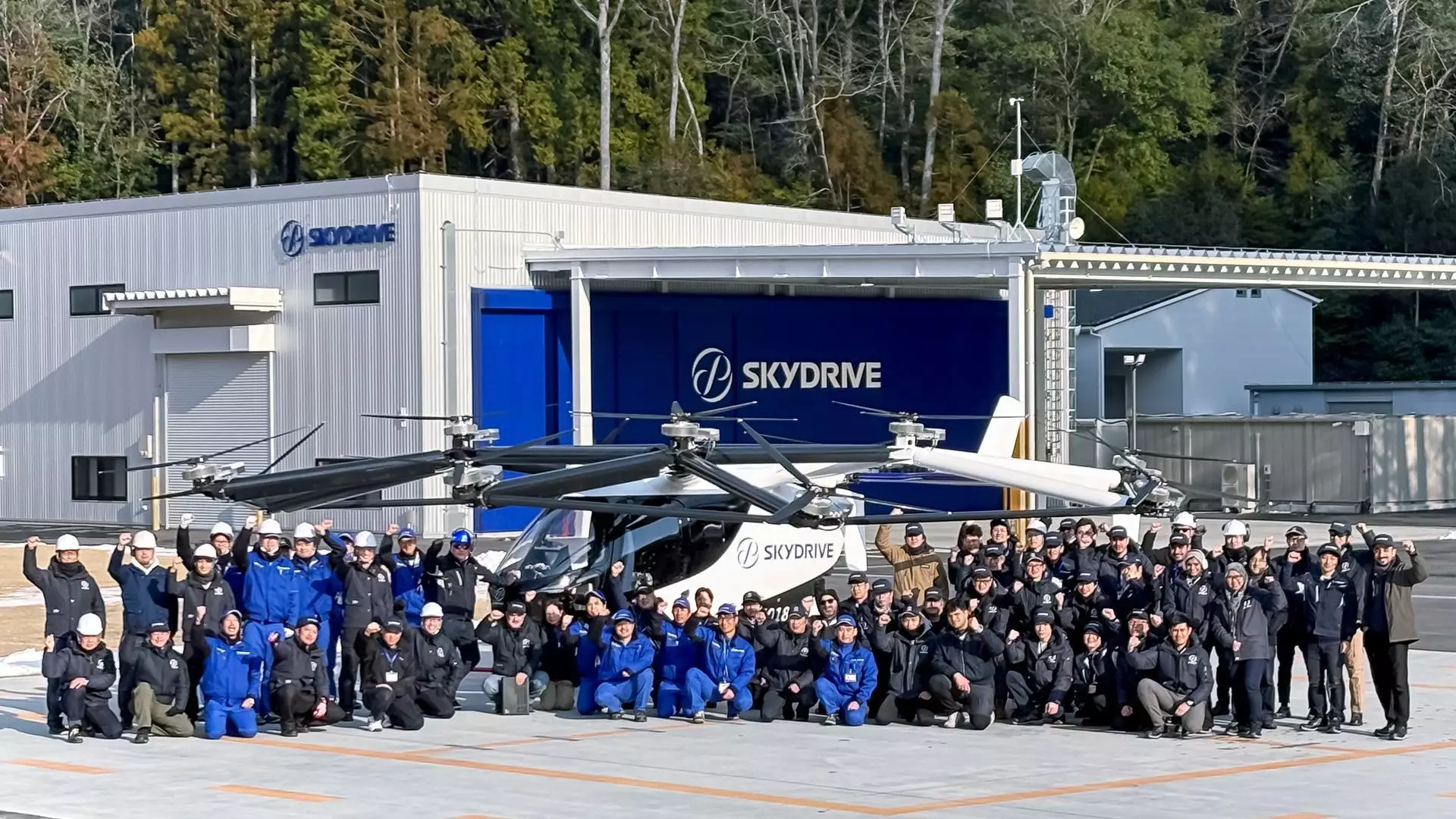 Les employés de SkyDrive posent avec le SkyDrive SD-05
