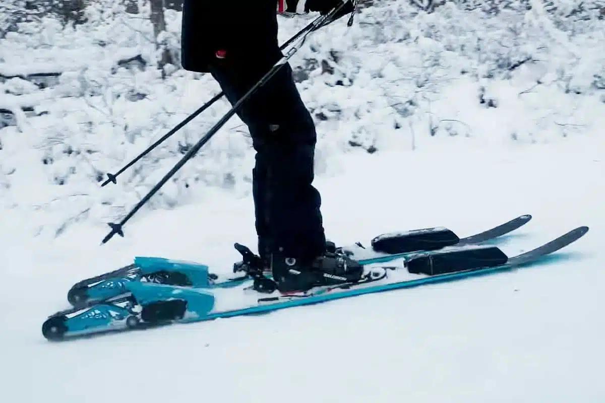 Un homme fait du ski avec l'aide d'un moteur.