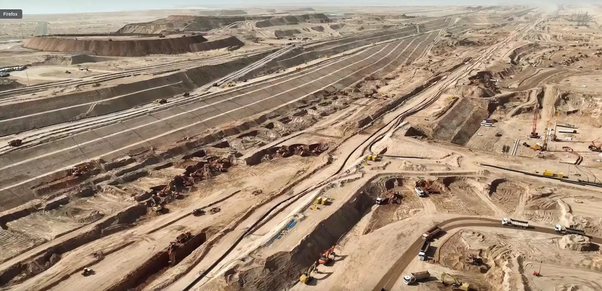 L'immense gratte-ciel de la Ligne s'élève actuellement dans le désert saoudien