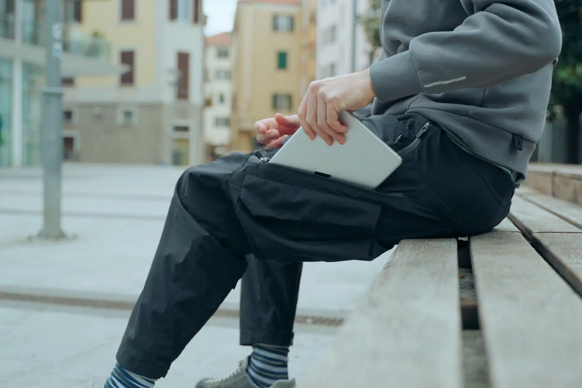 Les pantalons d'aventure Caligo ont des poches suffisamment grandes pour transporter même les tablettes les plus imposantes.