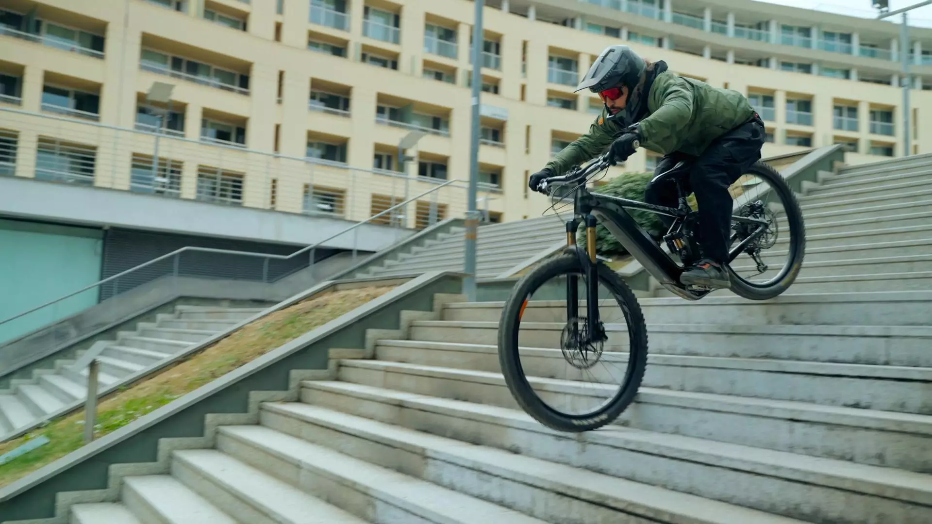 Les pantalons d'aventure Caligo sont assez flexibles pour vous permettre de descendre un escalier lors de vos sorties en VTT urbain.