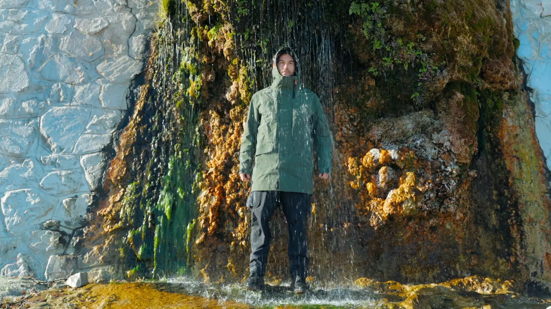 Les pantalons d'aventure Caligo sont parfaits pour rester sous les cascades – les jambes ont même une fermeture éclair permettant d'élargir le bas pour garder vos chaussures relativement sèches.