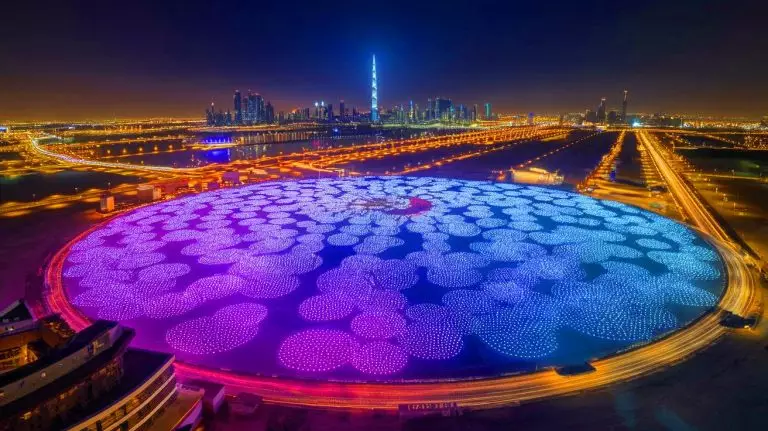 « Un spectacle hors normes » : Abu Dhabi s’apprête à illuminer le ciel avec le plus grand show lumineux au monde, 10 000 drones en action Avec 10 000 drones illuminant le ciel : Abu Dhabi s’apprête à éblouir le monde avec le plus grand spectacle lumineux jamais vu