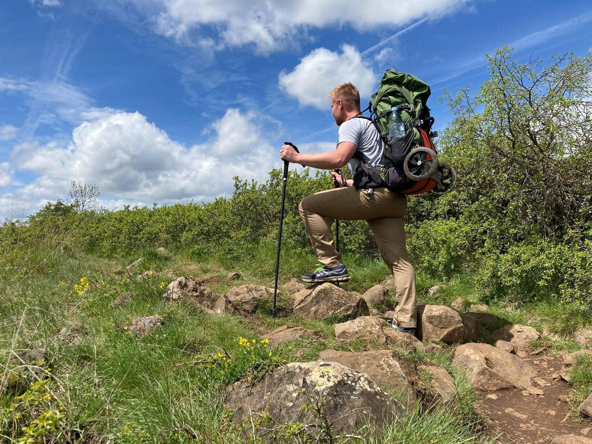 Impossible de franchir ces gros rochers, alors attachez simplement le sac à dos/X-Trek à vos épaules/ceinture, utilisez les bâtons de marche comme d'habitude et continuez la randonnée