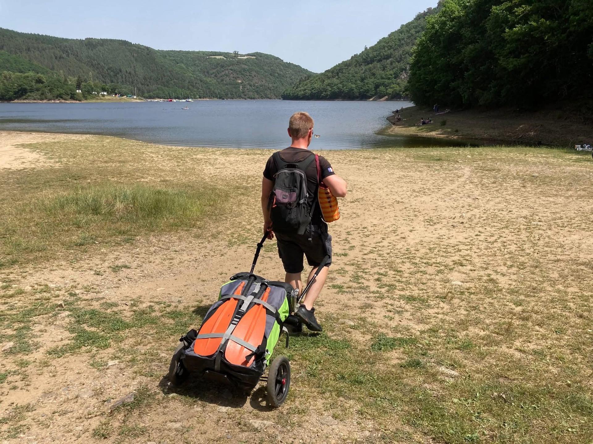 En plus des randonnées de plusieurs jours en pleine nature, la remorque X-Trek est également pratique pour transporter du matériel du parking au lac ou à la rivière