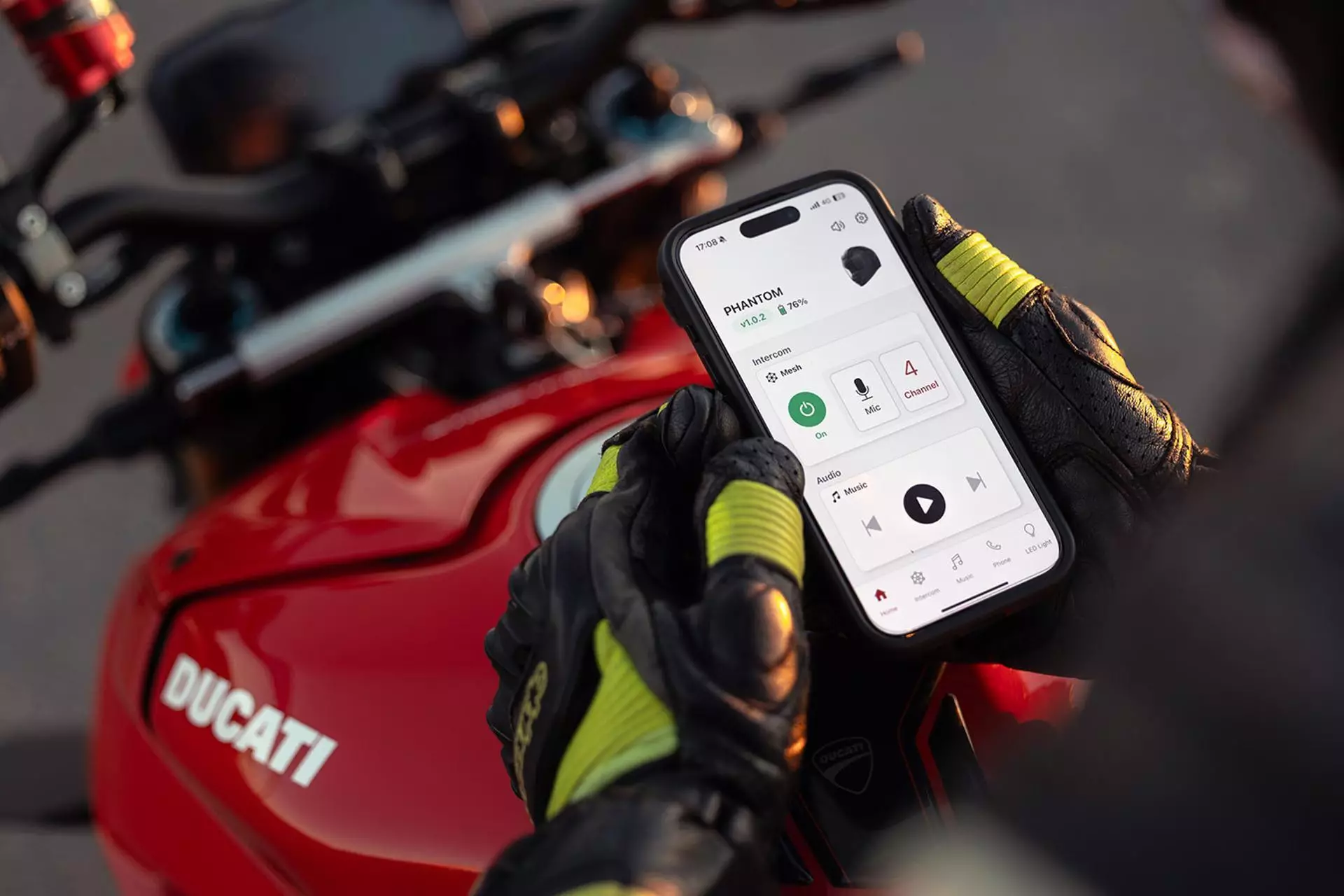 L'application Sena Motorcycles vous permet de personnaliser les paramètres électroniques selon vos envies et de mettre à jour le firmware et le logiciel à distance.