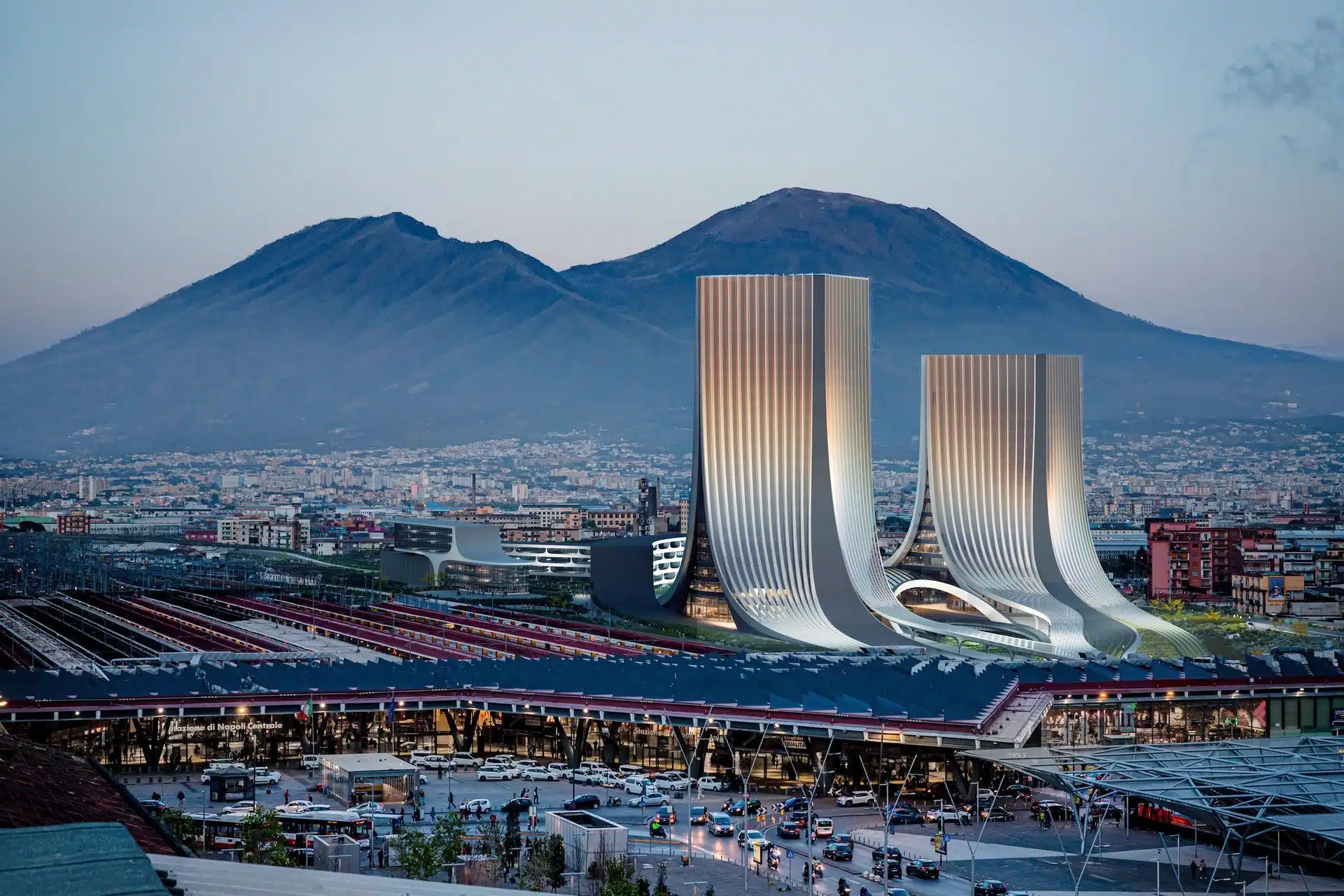 Les deux tours conçues par Zaha Hadid dans le cadre du plan directeur de Napoli Porta Est offriront des vues sur la région environnante, y compris le Vésuve.