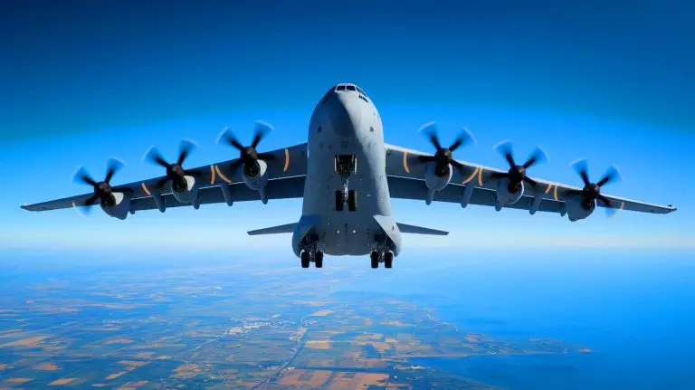 Ce mastodonte des airs, l'A400M Atlas de 141 tonnes, redéfinit la puissance aérienne française avec ses 45 mètres d'envergure