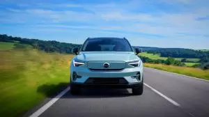 « Volvo frappe fort, Tesla en galère » : 700 km d’autonomie et 300 km récupérés en 10 minutes, un monstre électrique qui change la donne Ce monstre de technologie : la nouvelle Volvo électrique parcourt 700 km et avale 300 km en seulement 10 minutes de charge