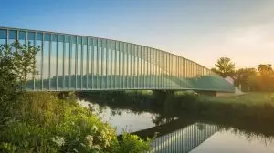Ce pont de verre de 30 mètres, façonné par des techniques millénaires, redéfinit l’architecture moderne avec audace et savoir-faire ancestral