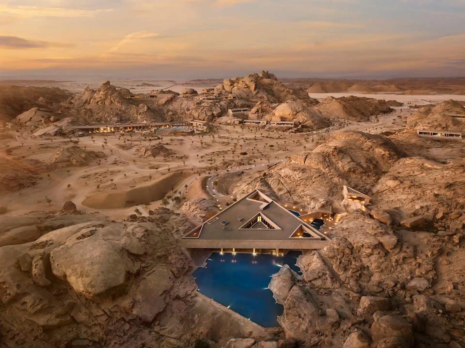 Desert Rock, conçu par Oppenheim Architecture, est un refuge luxueux taillé dans les montagnes du Hedjaz en Arabie Saoudite, dans le cadre du giga-projet de la mer Rouge
