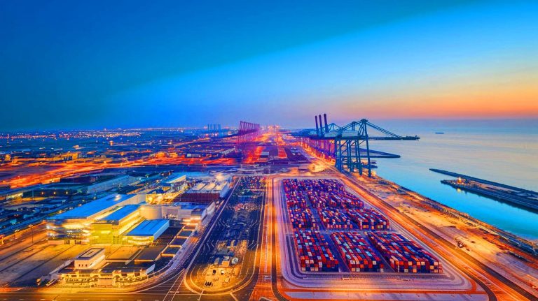 « Un géant futuriste émerge du désert » : ce port en Arabie Saoudite s’étend pour devenir le plus gigantesque du globe, redéfinissant la logistique mondiale