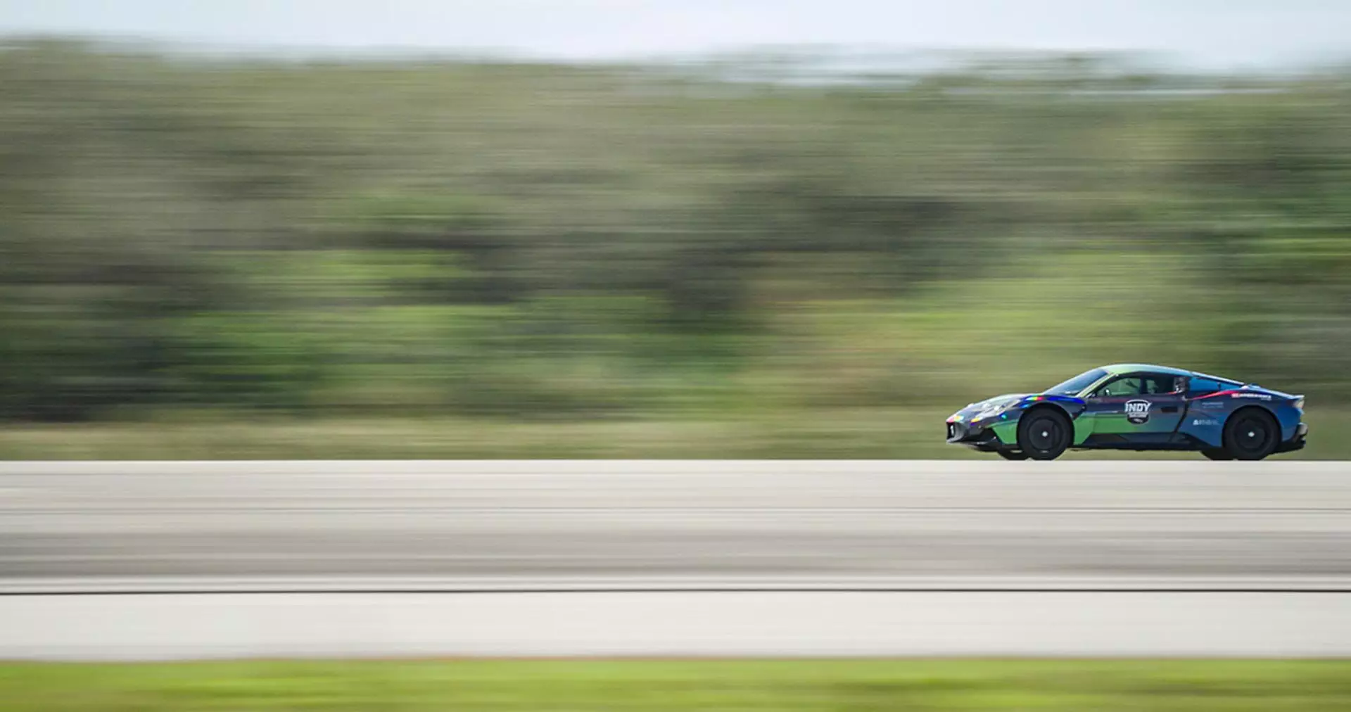 La Maserati MC20 sans conducteur a atteint 318,1 km/h sur une piste du Kennedy Space Center, battant ainsi les précédents records de vitesse pour véhicules autonomes.