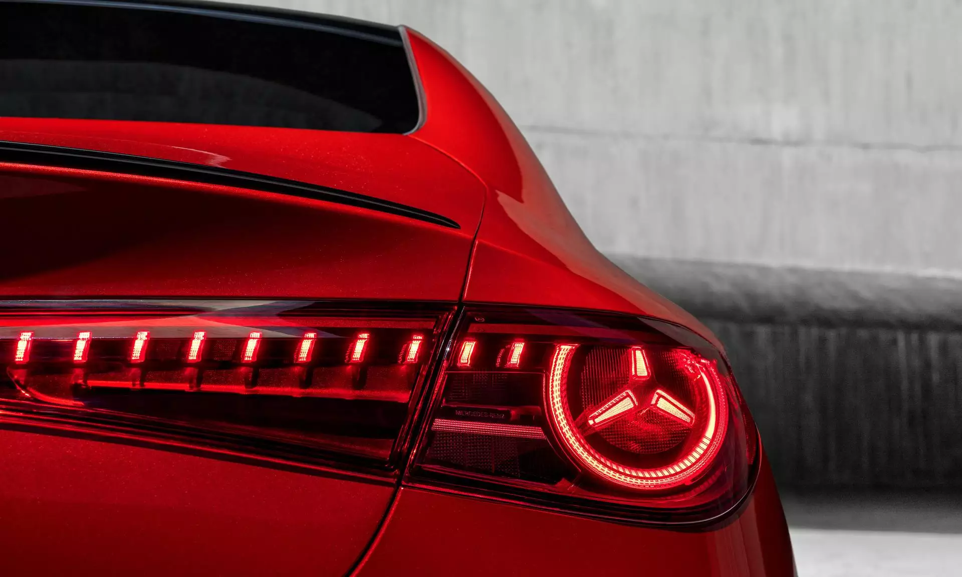La nouvelle CLA EV paraît plus imposante tout en gardant la silhouette de coupé à quatre portes et le toit incliné de l'ancien modèle.