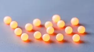Des billes de plastique minuscules révolutionnent l’énergie : une source d’électricité sans batterie voit le jour